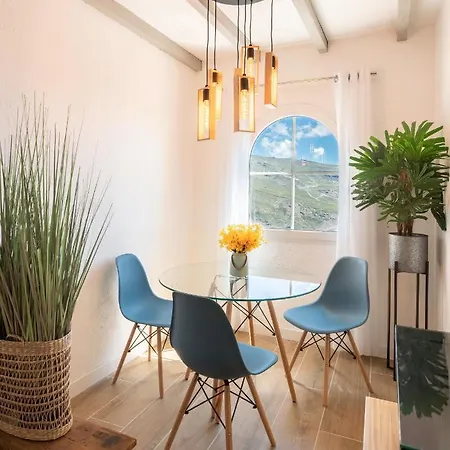 Beautifully Renovated 4 Bedroom + Kid's *