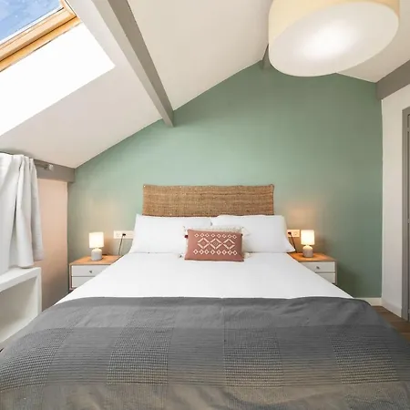 Beautifully Renovated 4 Bedroom + Kid's Chalet Sierra Nevada