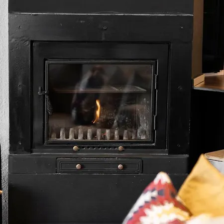 Beautifully Renovated 4 Bedroom + Kid's Chalet *