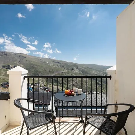 Beautifully Renovated 4 Bedroom + Kid's Chalet