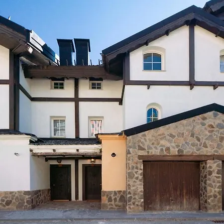 Beautifully Renovated 4 Bedroom + Kid's شاليه *