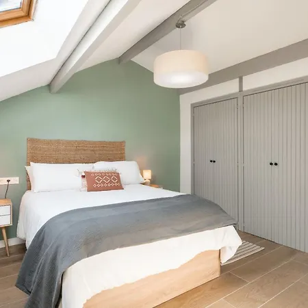 Beautifully Renovated 4 Bedroom + Kid's Chalet