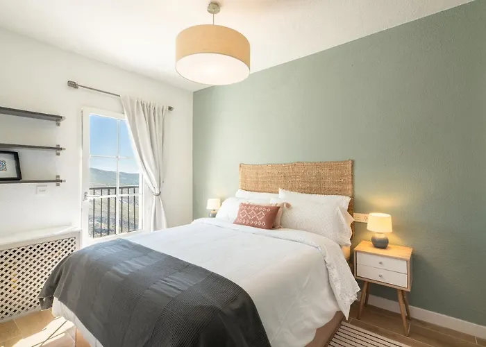 Beautifully Renovated 4 Bedroom + Kid's Dağ evi