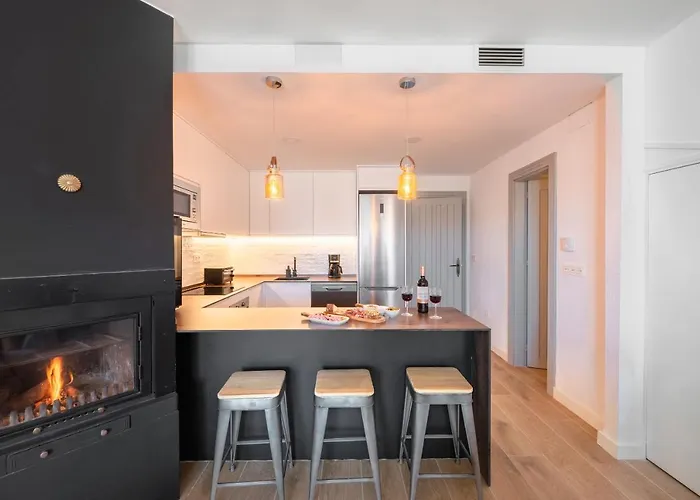 Beautifully Renovated 4 Bedroom + Kid's شاليه