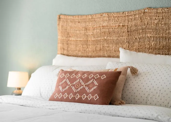 Beautifully Renovated 4 Bedroom + Kid's *