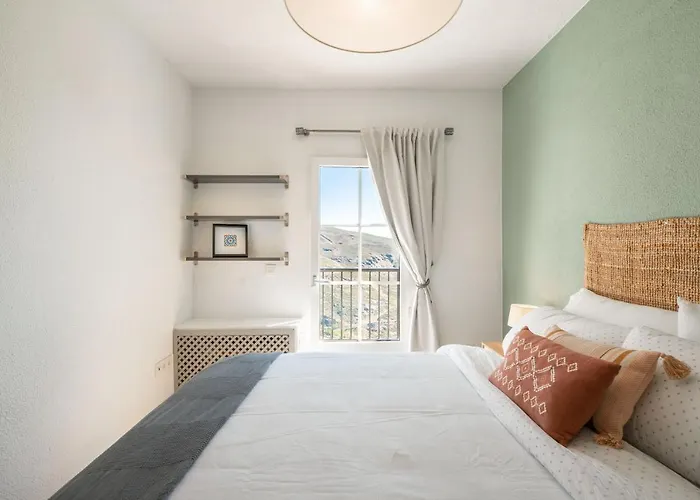 Beautifully Renovated 4 Bedroom + Kid's *