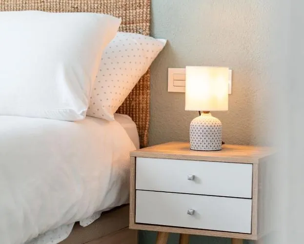 Beautifully Renovated 4 Bedroom + Kid's شاليه