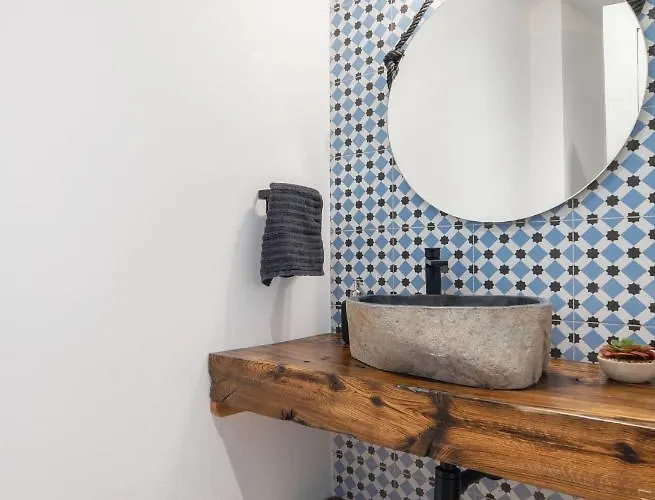 Beautifully Renovated 4 Bedroom + Kid's Dağ evi *