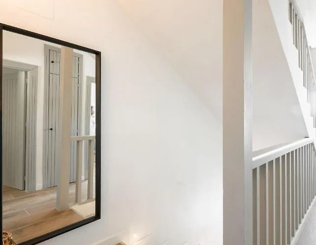 Beautifully Renovated 4 Bedroom + Kid's شاليه *