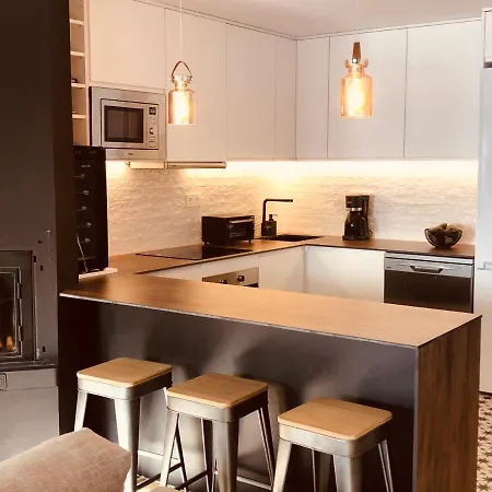 Beautifully Renovated 4 Bedroom + Kid's 샬레 시에라네바다