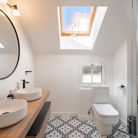 Beautifully Renovated 4 Bedroom + Kid's 샬레