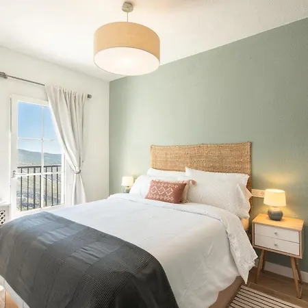 Beautifully Renovated 4 Bedroom + Kid's 샬레