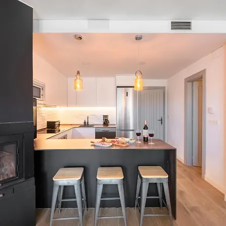 Beautifully Renovated 4 Bedroom + Kid's 샬레