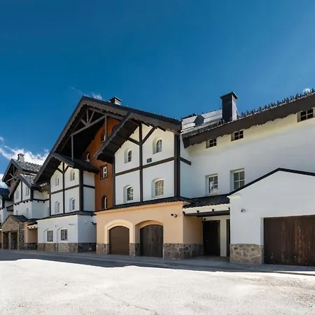 Chalet Beautifully Renovated 4 Bedroom + Kid's