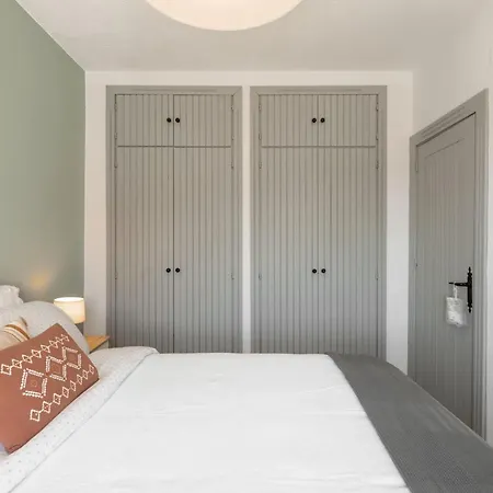 Beautifully Renovated 4 Bedroom + Kid's Chalet *