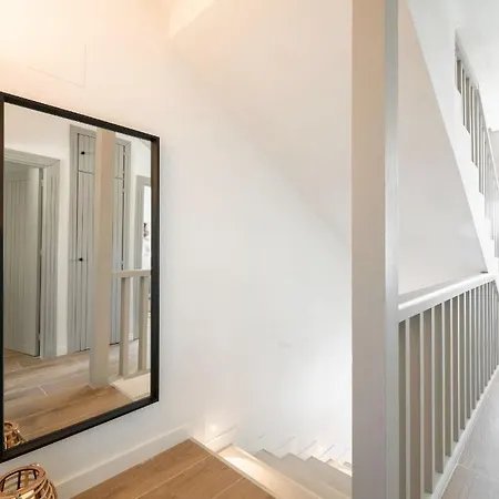 Beautifully Renovated 4 Bedroom + Kid's 샬레 *