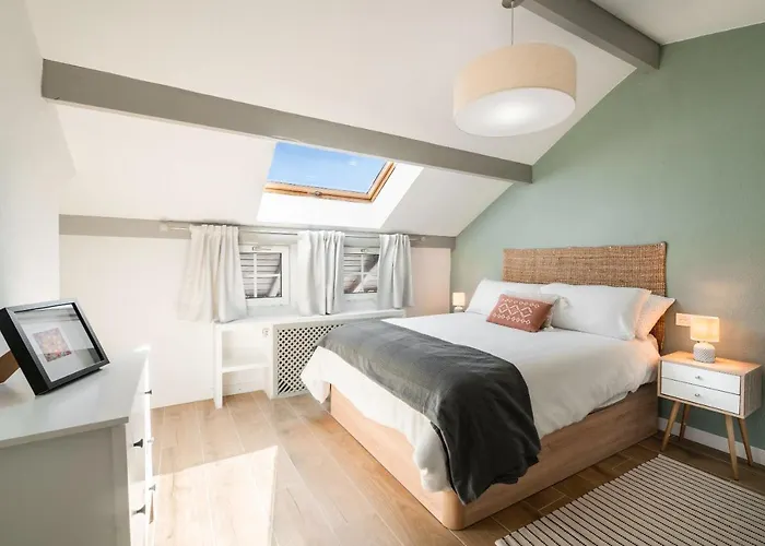 Chalet Beautifully Renovated 4 Bedroom + Kid's Sierra Nevada