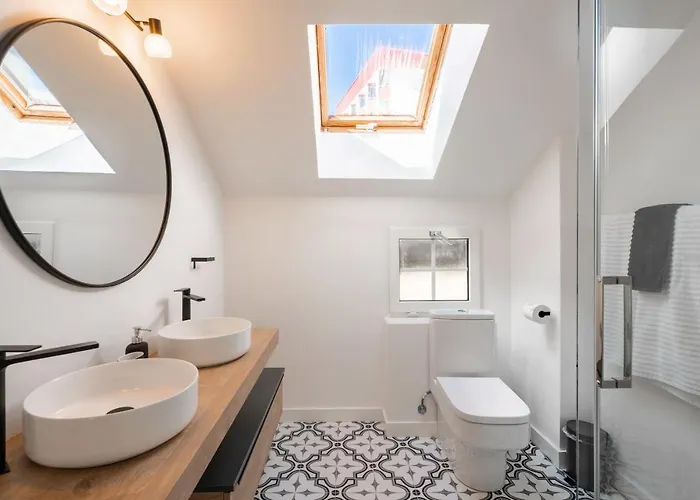 Beautifully Renovated 4 Bedroom + Kid's Chalet