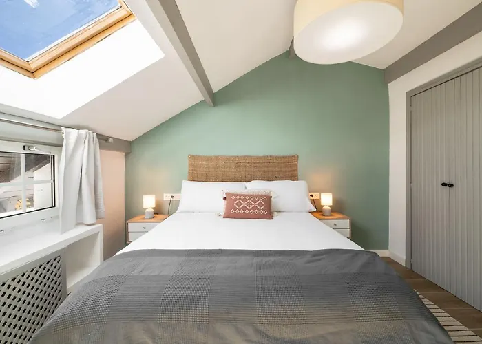 Beautifully Renovated 4 Bedroom + Kid's Chalet Sierra Nevada