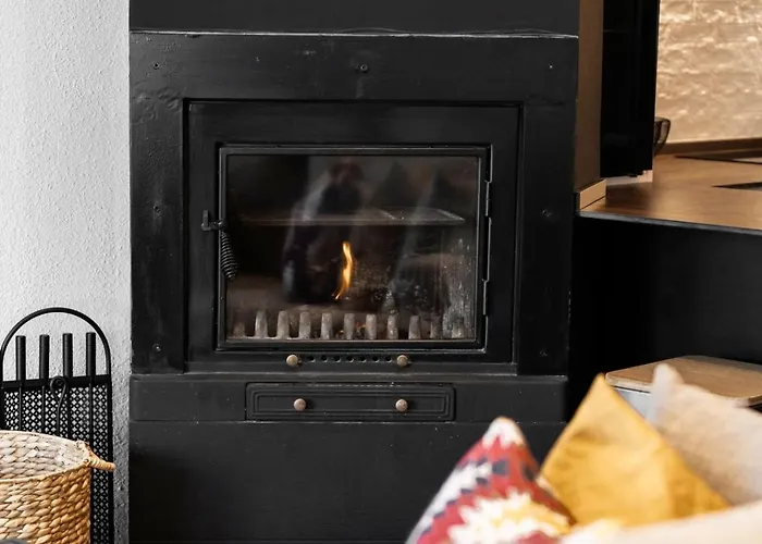 Beautifully Renovated 4 Bedroom + Kid's Chalet *