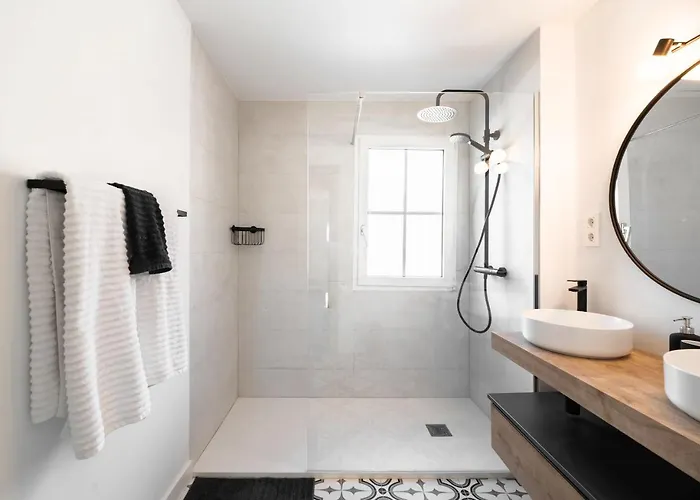 Beautifully Renovated 4 Bedroom + Kid's Sierra Nevada