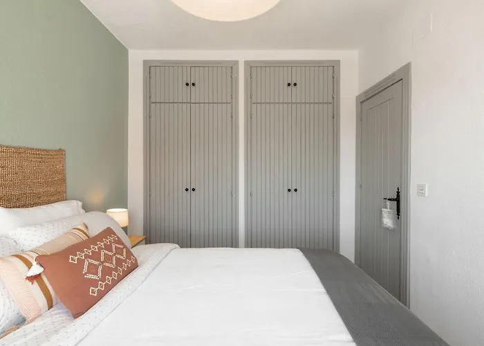 Beautifully Renovated 4 Bedroom + Kid's Chalet *